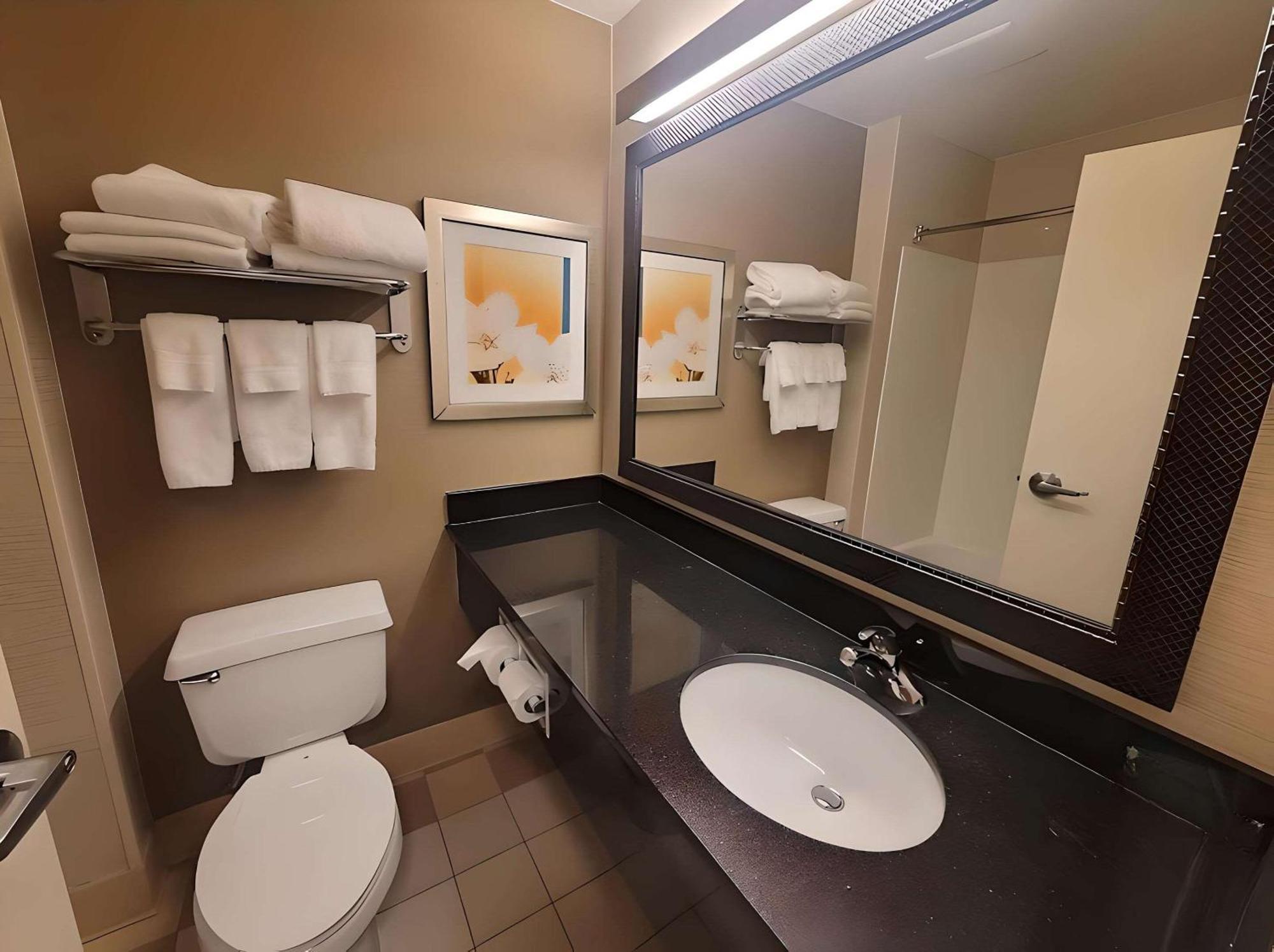 Dubuque Inn & Suites Extérieur photo