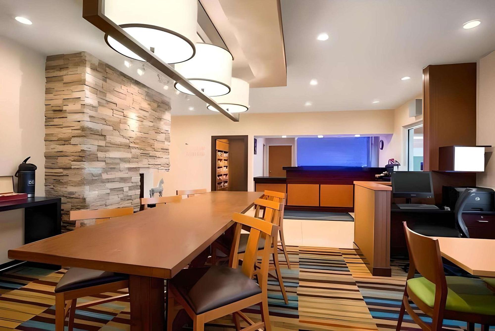 Dubuque Inn & Suites Extérieur photo
