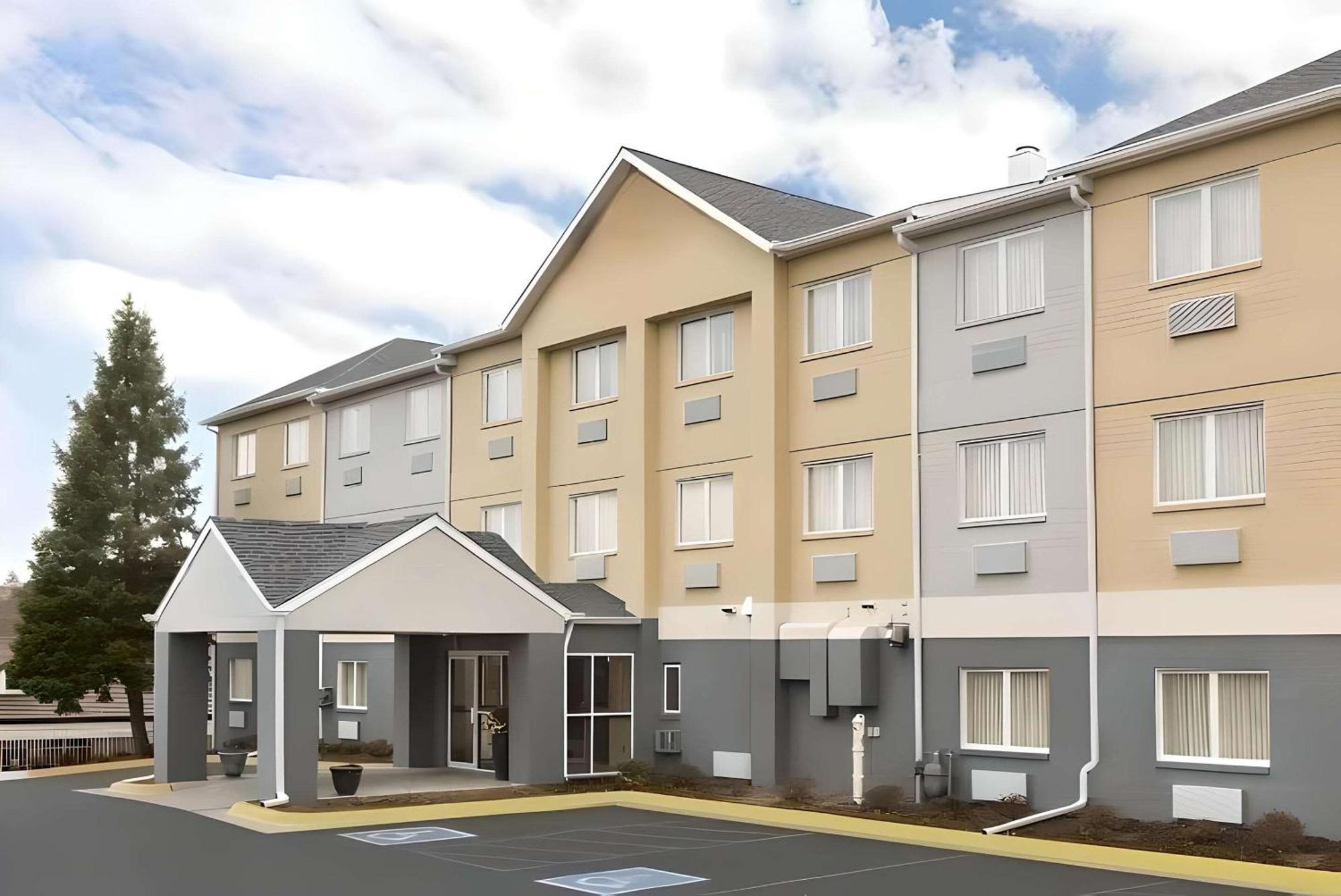 Dubuque Inn & Suites Extérieur photo